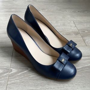 Cole haan adair navy wedges. Grand os sole.